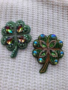 Broche Elegante con Bordado Floral y Cuentas, Hecho a Mano, Decorativo para Abrigo, Bufanda y Sombrero - Product Image 1