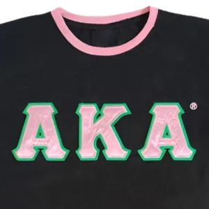 T-shirt noir classique en satin avec lettres, haut graphique décontracté à manches courtes pour femme, vêtement de mode, tenue quotidienne élégante - Product Image 3