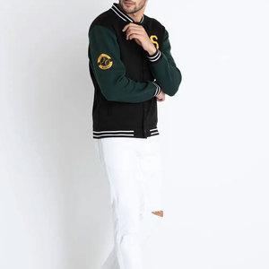 Veste de baseball noire pour homme, style preppy, coupe classique, avec manches vertes et logo brodé, idéale pour l'automne - Product Image 4