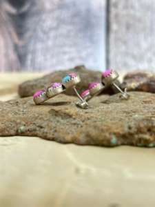 Anillo de compromiso ovalado Trilogy con un diamante central de 1+ quilates cultivado en laboratorio y piedras laterales en forma de pera en oro amarillo, blanco, rosa y platino de 18 quilates. - Product Image 3