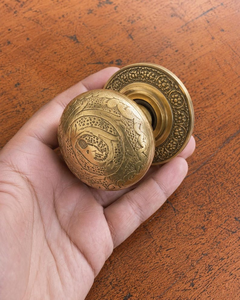 Pomo de Puerta Marroquí Grabado en Latón Macizo, Hecho a Mano, Estilo Vintage, Manija de Entrada Rústica Boho, Herraje Arquitectónico Decorativo para el Hogar - Product Image 1