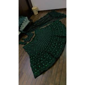 Lehenga Choli de créateur pour les fêtes et les mariages avec des broderies de fils de sequins - Product Image 4