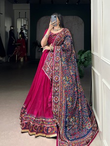 Lehenga Choli tradicional de seda Tasar con estampado Gamthi, diseño en relieve y detalles Gotta de Dhwaja Export. - Product Image 2