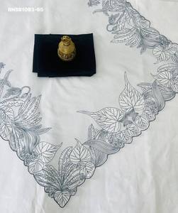 Ensemble sari et chemisier en lin magnifique, design Bollywood, avec impression numérique et bordure ajourée, fabriqué à Surat par un fabricant de mode féminine. - Product Image 5