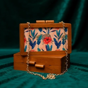 Bolso de mano compacto de madera estilo moda con cadenas de perlas, correas decorativas, ligero y único para eventos y festivales - Product Image 4