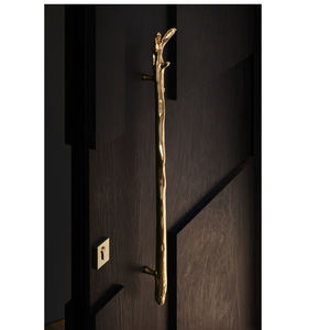 Manija de Puerta de Aluminio con Diseño Artístico de Rama de Árbol, Acabado Coral Satinado, Latón, Premium - Product Image 3