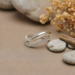 แหวนเพชรทรงบริลเลียนต์ประดับเพชรแท้ทรงมินิมอล AMBER JEWELS ทองคำแท้ 18K ชุบโรเดียม พร้อมใบรับรอง IGI - Product Image 1