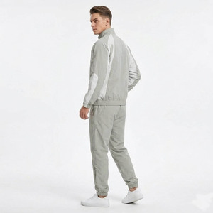 Chaqueta Deportiva Gris Claro para Hombre con Cierre Completo y Bolsillos Laterales, Diseño con Bloques de Color, Estilo Deportivo, Corte Regular, Ropa de Primavera - Product Image 4