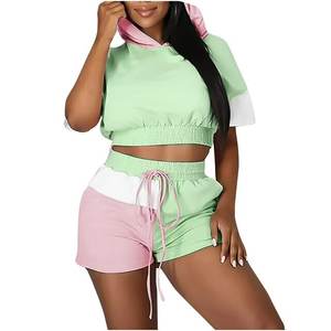 Ensemble personnalisé pour femmes : Tenue d'été décontractée et sexy, ensemble 2 pièces avec haut court à capuche et short, idéal pour l'entraînement - Product Image 1