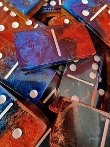 Jeu de dominos en résine de luxe rouge, bleu et blanc - Product Image 5