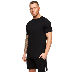 เสื้อยืดคอกลมแขนสั้นสีดำสำหรับผู้ชาย ทรงปกติ สวมใส่สบาย ผ้าฝ้าย 100% ระบายอากาศได้ดี แห้งเร็ว สีพื้น ดีไซน์โลโก้ด้านหน้า - Product Image 1