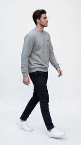 ONETEN APPAREL เสื้อสเวตเชิ้ตคอกลมสีเทาสำหรับผู้ชาย เสื้อสวมหัวลำลองพิมพ์ลายตัวอักษร ทรงปกติ - Product Image 3