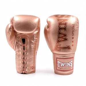 Gants de boxe en cuir de qualité supérieure, couleur rouge personnalisée, avec fermetures auto-agrippantes et lacets réglables pour le kick-boxing et les arts martiaux. - Product Image 4