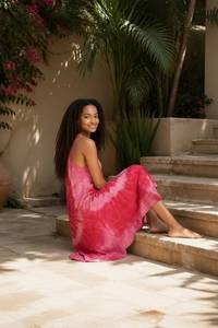 Robe d'été longue multicolore tie-dye en rayonne respirante et écologique à taille naturelle pour femme, idéale pour les tenues décontractées - Product Image 3