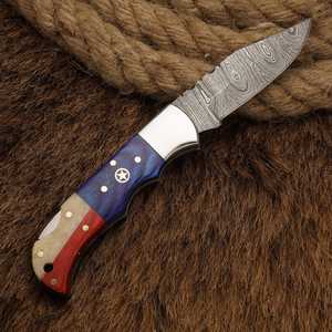 Couteau de poche pliable de survie pour le camping, fabriqué sur mesure, en acier Damas, avec manche à l'effigie du drapeau du Texas - Product Image 1