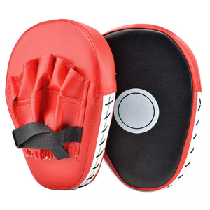 Guantes curvos de boxeo de cuero PU rojo y negro para entrenamiento de kick boxing, MMA y práctica de golpeo, para todas las estaciones. - Product Image 1
