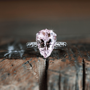 แหวนทองคำแท้ 18k ลายฉลุประดับพลอยมอร์แกไนต์สีชมพูทรงลูกแพร์ธรรมชาติ 100% น้ำหนัก 5.03 กะรัต พลอยไพลิน 0.08 กะรัต และเพชร 0.25 กะรัต - Product Image 2