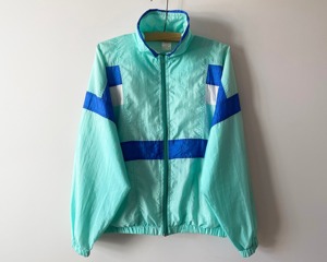 Veste coupe-vent en toile personnalisée avec logo OEM, imperméable, imprimée par transfert, en polyester/nylon, à capuche, écologique, logo personnalisé sur le devant - Product Image 3