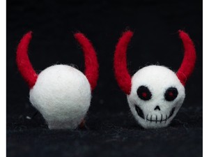 Wholesale Felt & Yarn Handmade Wool Skull with Red Horn Spooky Halloween Hanging Decor Gift Set for Adults - Product Image 2