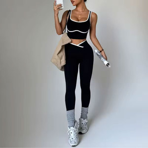 Nouvel ensemble de yoga d'extérieur pour femme : Gilet de sport contrastant et pantalon de yoga de course à taille croisée pour le fitness - Product Image 4