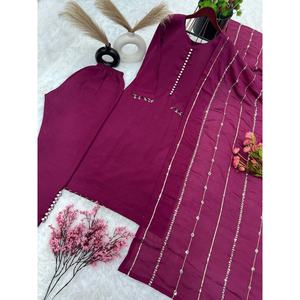 Fantaisie CHINON Broderie Séquence Perle Travail Haut et Bas avec Dupatta en Couleur Vin - Product Image 6