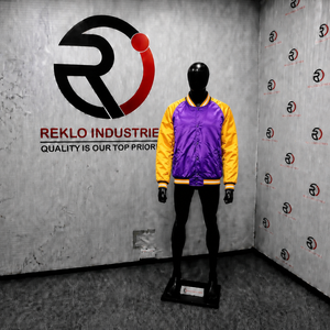 Veste universitaire en satin violet et jaune doré pour homme, veste bomber de baseball brillante de qualité supérieure avec manches raglan contrastées rayées - Product Image 3