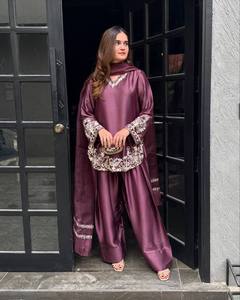 ชุดคุर्ติสีชมพูอ่อนและสีไวน์แดงสุดหรู พร้อมผ้าคลุมไหล่ – ชุดปักลายแบบมินิมอลสำหรับงานปาร์ตี้สไตล์ชาติพันธุ์สำหรับผู้หญิง - Product Image 1