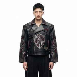 Blouson moto en cuir noir pour homme avec motif de bouclier brodé et accents rouges, col rabattable, fermeture éclair - Product Image 1
