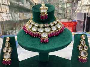 ชุดสร้อยคอพร้อมต่างหูแบบคลาสสิกหรูหราสไตล์อินเดีย ชุบทอง ประดับมุกและอัญมณีคุณภาพสูง เหมาะสำหรับเจ้าสาวในงานแต่งงานหรืองานหมั้น - Product Image 3