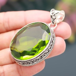 Pendentif péridot en argent sterling 925, forme ovale, pierre précieuse vintage, pendentif en pierre verte, bijoux pour femmes, bijoux artisanaux - Product Image 1