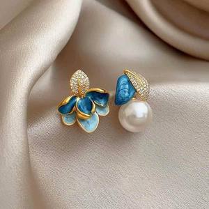 Boucles d'oreilles vintage en or massif 14 carats avec perles et accents de diamants, motif fleur bleue romantique, bijoux unisexes pour mariage, anniversaire et fête - Product Image 1