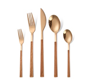 Ensemble de couverts en acier inoxydable doré au design moderne, avec manche imitation bois, finition miroir, pour la maison et les restaurants. - Product Image 1