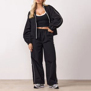 Nouvelle Tendance : Ensemble de Survêtement Femme Noir Personnalisé – Veste et Pantalon de Jogging Légers avec Passepoil Contrastant - Product Image 1