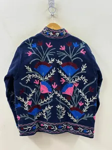 Chaqueta de terciopelo azul marino de lujo para mujer, bordada a mano con motivos florales tradicionales, estilo bohemio elegante. - Product Image 2