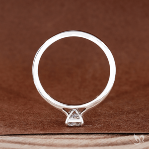 Anillo de compromiso minimalista con diamante pequeño de corte radiante cultivado en laboratorio en oro blanco de 10k - Product Image 4