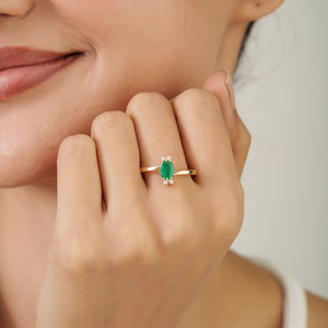 Productos Más Vendidos, Anillo Minimalista de Oro Amarillo Puro K14 con Esmeralda Zambiana y Diamantes Hechos a Mano, Joyería Unisex para Uso Diario - Product Image 2