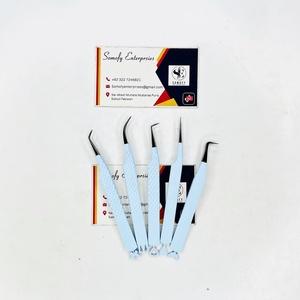 Pinzas para pestañas Somofy Enterprises Precision, color azul cielo, con diseños en la parte inferior, de acero inoxidable, color morado, punta suave. - Product Image 2