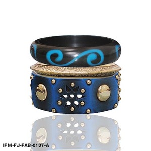 Conjunto de Brazaletes Bohemios Hechos a Mano, Pulseras de Resina Azul y Negra con Tachuelas Doradas y Detalles de Filigrana - Product Image 5