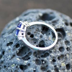 Anillo de Tanzanita Hecho a Mano en Plata de Ley con Detalles de Circonia Cúbica, Elegante Joya de Piedras Preciosas, Regalo para Ella - Product Image 2