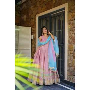 Robe de créateur avec Anarkali et Dupatta, tenue de soirée parfaite en taille XS - Product Image 2