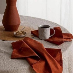Serviettes carrées élégantes en coton imprimé faites à la main pour les faveurs de mariage, les hôtels et la décoration de table à la maison - Product Image 3