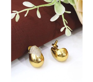 Pendientes de diseñador con moissanita de alta calidad y acabado dorado glamuroso, colección para bodas y fiestas para mujeres. - Product Image 1