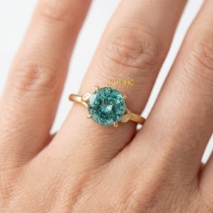 Anillo de Compromiso de Oro de 10K con Diamante Cultivado en Laboratorio de Corte Redondo, Anillo de Boda con Seis Puntas y Piedras Laterales, Joyería Fina para Mujer - Product Image 1