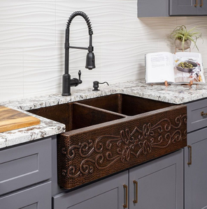 Fregadero de cocina de doble compartimento con frente de cobre martillado, con un intrincado diseño de hojas y volutas en relieve en la parte frontal. - Product Image 2