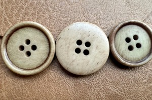 Boutons en corne de buffle naturelle, faits à la main, ronds, forme personnalisée, couleur naturelle, haut de gamme, écologiques, effet vieilli - Product Image 3