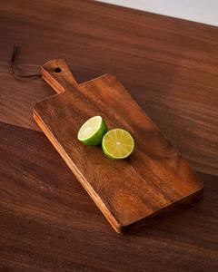 Planche à découper en bois d'acacia premium, épaisse, durable, compatible avec les couteaux, finition lisse, avec poignée, pour couper, servir, utilisation en cuisine - Product Image 4