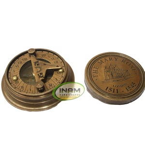 Boussole marine en laiton de qualité supérieure, fabriquée à la main, avec un magnifique design de cadran solaire / Boussole en laiton de designer antique - Product Image 1
