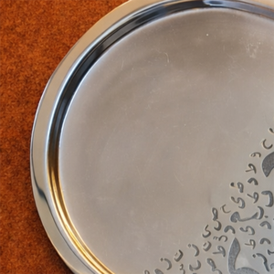 Plateau ovale en argent poli avec un motif de calligraphie arabe complexe, élégant plateau de service conçu pour des dîners spéciaux - Product Image 5