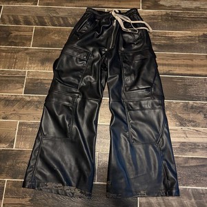 Pantalon en cuir baggy à jambe droite pour homme, avec poches latérales personnalisées OEM et bandes blanches, idéal pour la moto - Product Image 2
