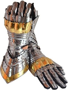 Paire de gants de guerrier médiévaux en acier, plaqués or, style antique, pour la protection des mains des guerriers, idéal pour les chevaliers croisiers et les guerriers gothiques. - Product Image 1